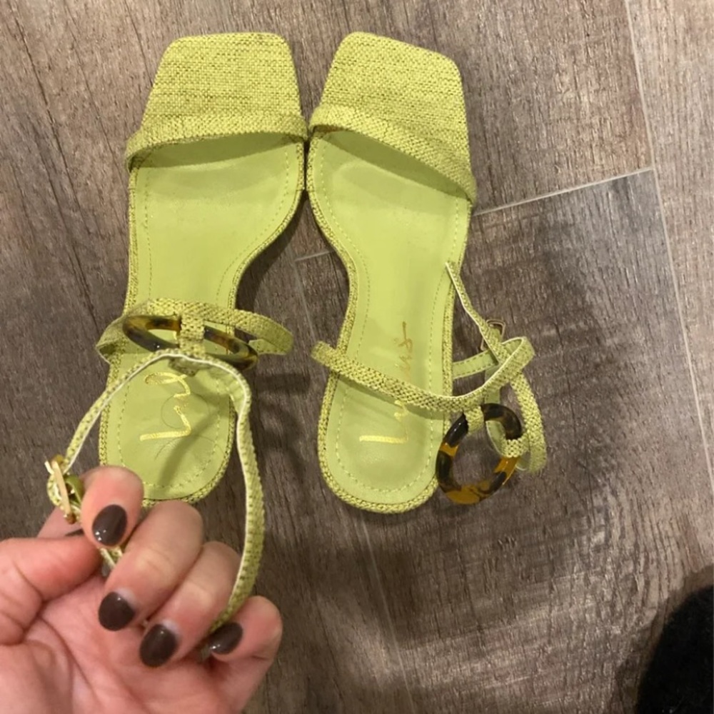 Cute trendy wrap around the ankle green heel size 6 never worn